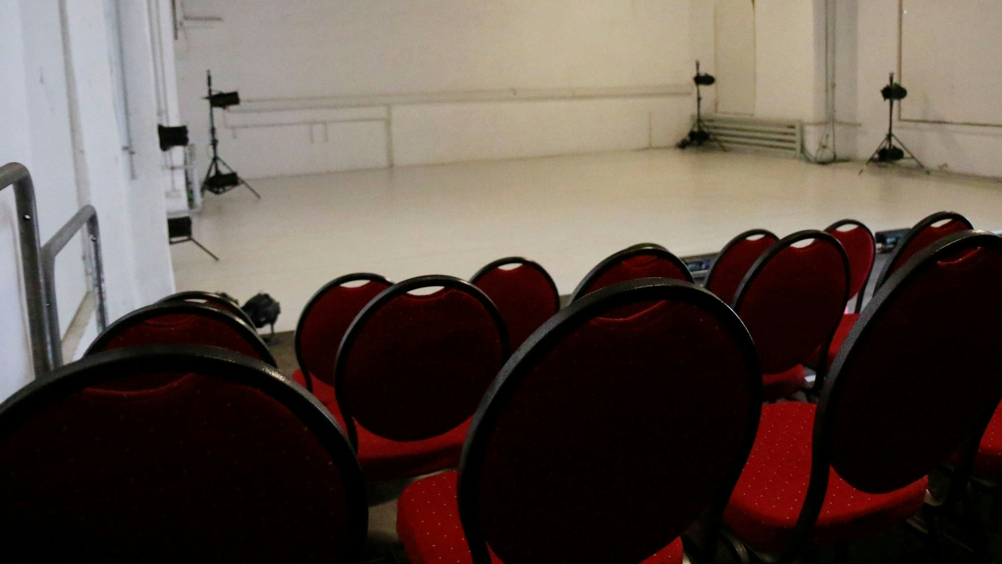 Zu sehen ist ein Theatersaal.