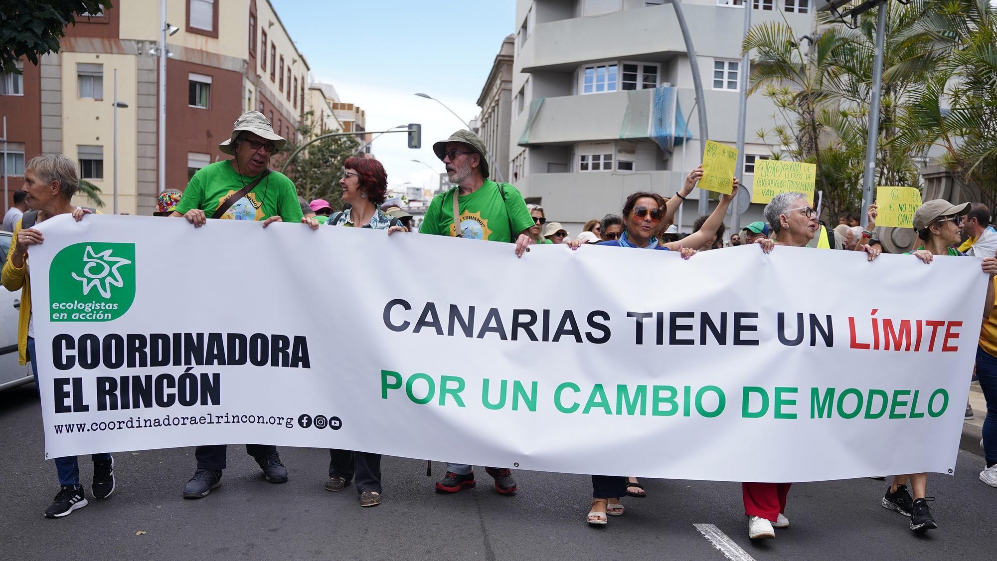 Menschen protestieren mit einem Transparent gegen das Tourismusmodell in Santa Cruz de Tenerife auf Teneriffa.