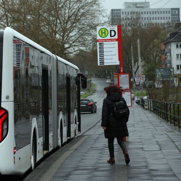 Ein Bus der Ersatzlinie 118 hält am Wiener Platz. Die Stadtbahnlinie 18 ist wegen der Sperrung der Mülheimer Brücke sieben Monate unterbrochen.