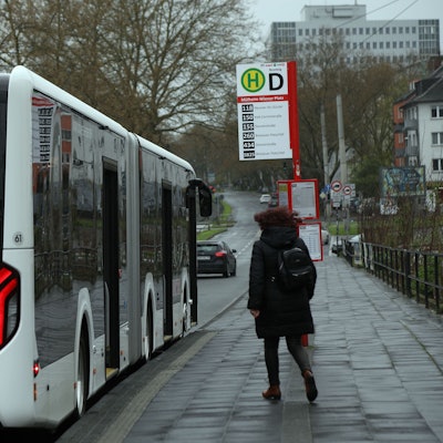 Ein Bus der Ersatzlinie 118 hält am Wiener Platz. Die Stadtbahnlinie 18 ist wegen der Sperrung der Mülheimer Brücke sieben Monate unterbrochen.