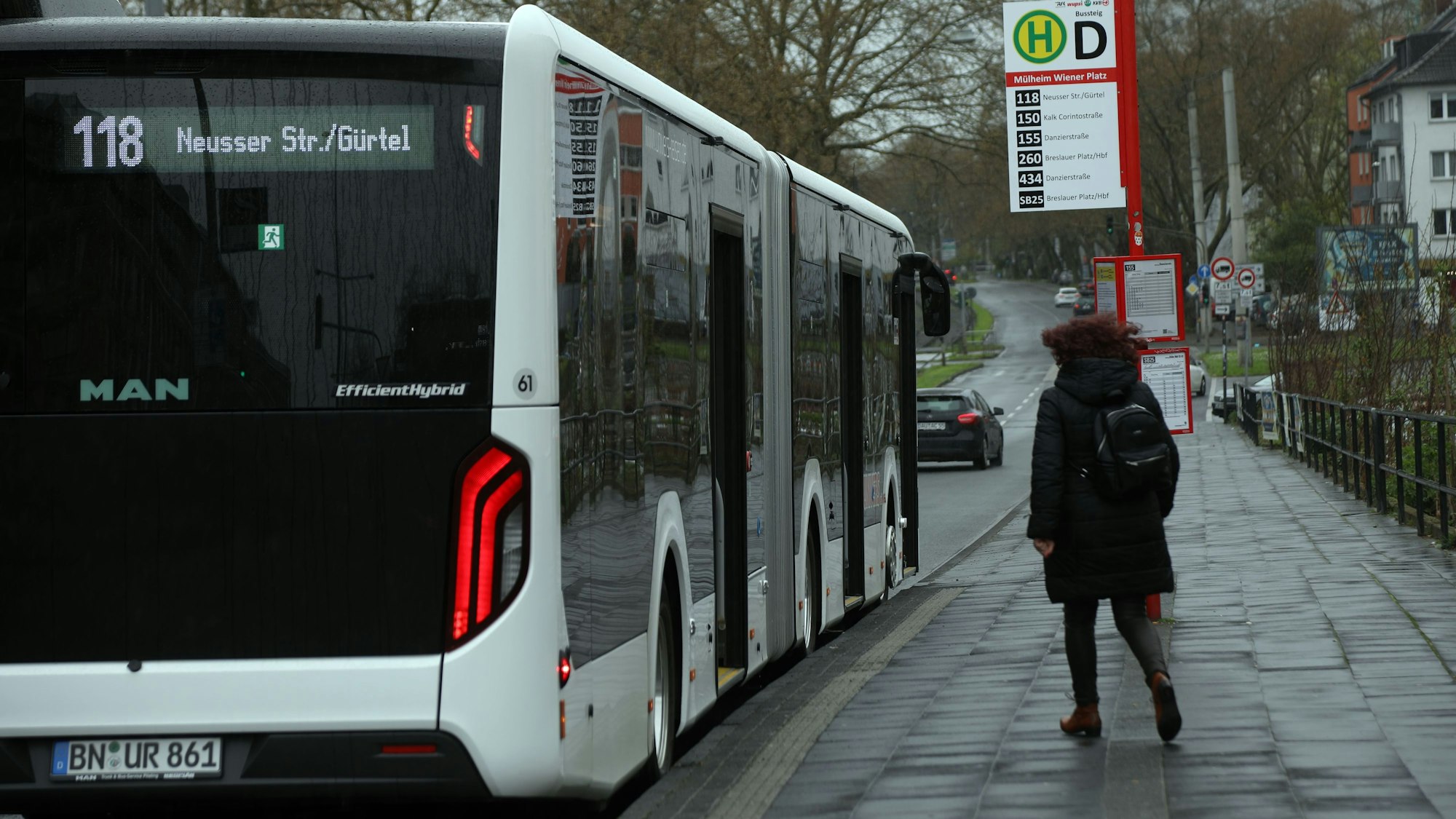 Ein Bus der Ersatzlinie 118 hält am Wiener Platz. Die Stadtbahnlinie 18 ist wegen der Sperrung der Mülheimer Brücke sieben Monate unterbrochen.