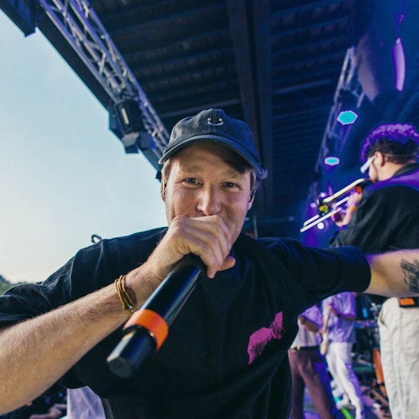 Jojo Berger singt mit Mikrofon in die Kamera.