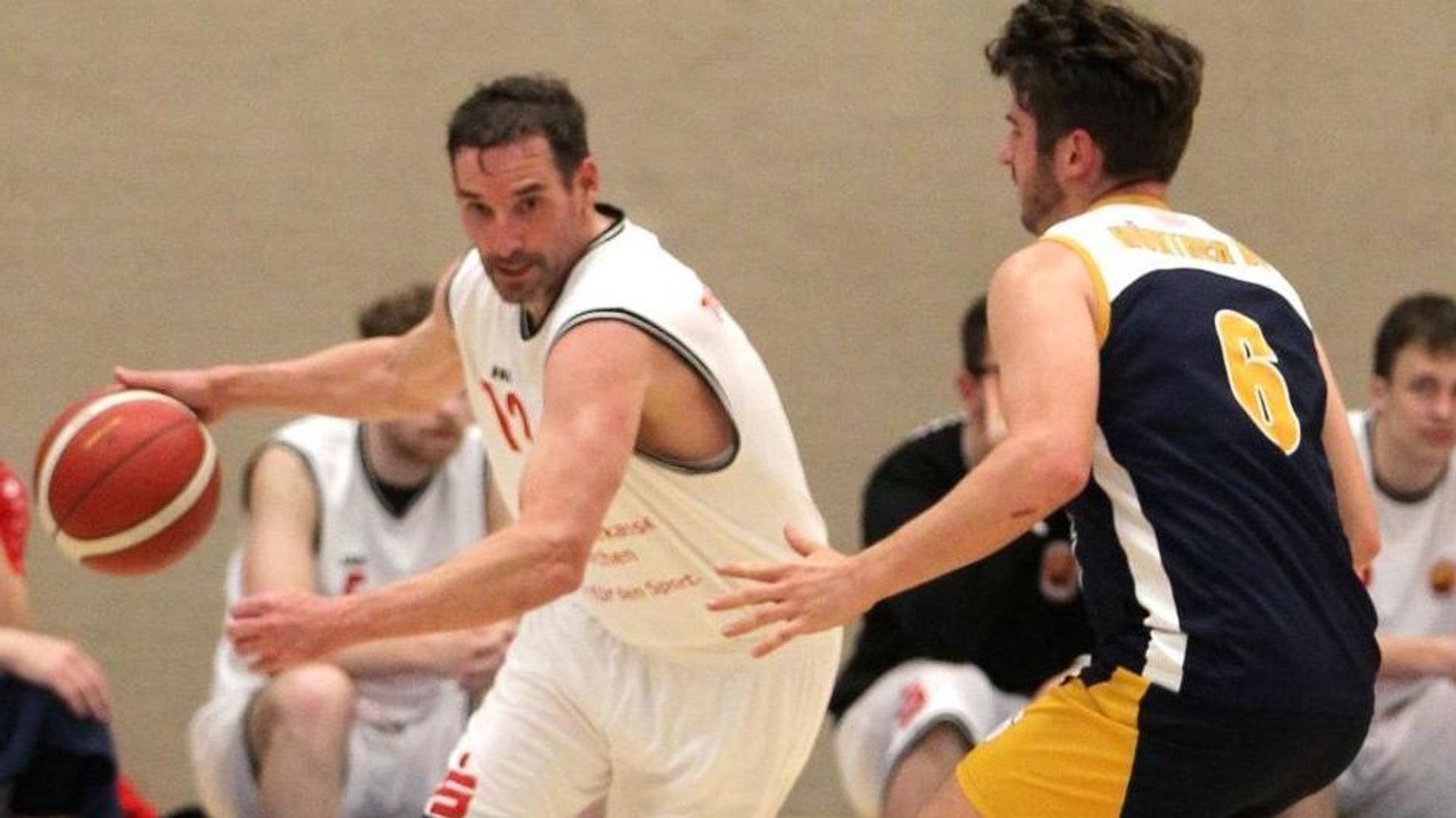 Thorsten Winkelnkemper im Duell mit einem Gegenspieler.
