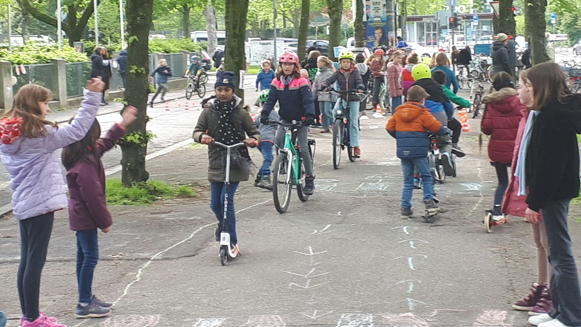 Auf der Straße vorm Schulgebäude sowie auf dem Schulhof fanden Aktionen rund um Verkehrssicherheit statt.