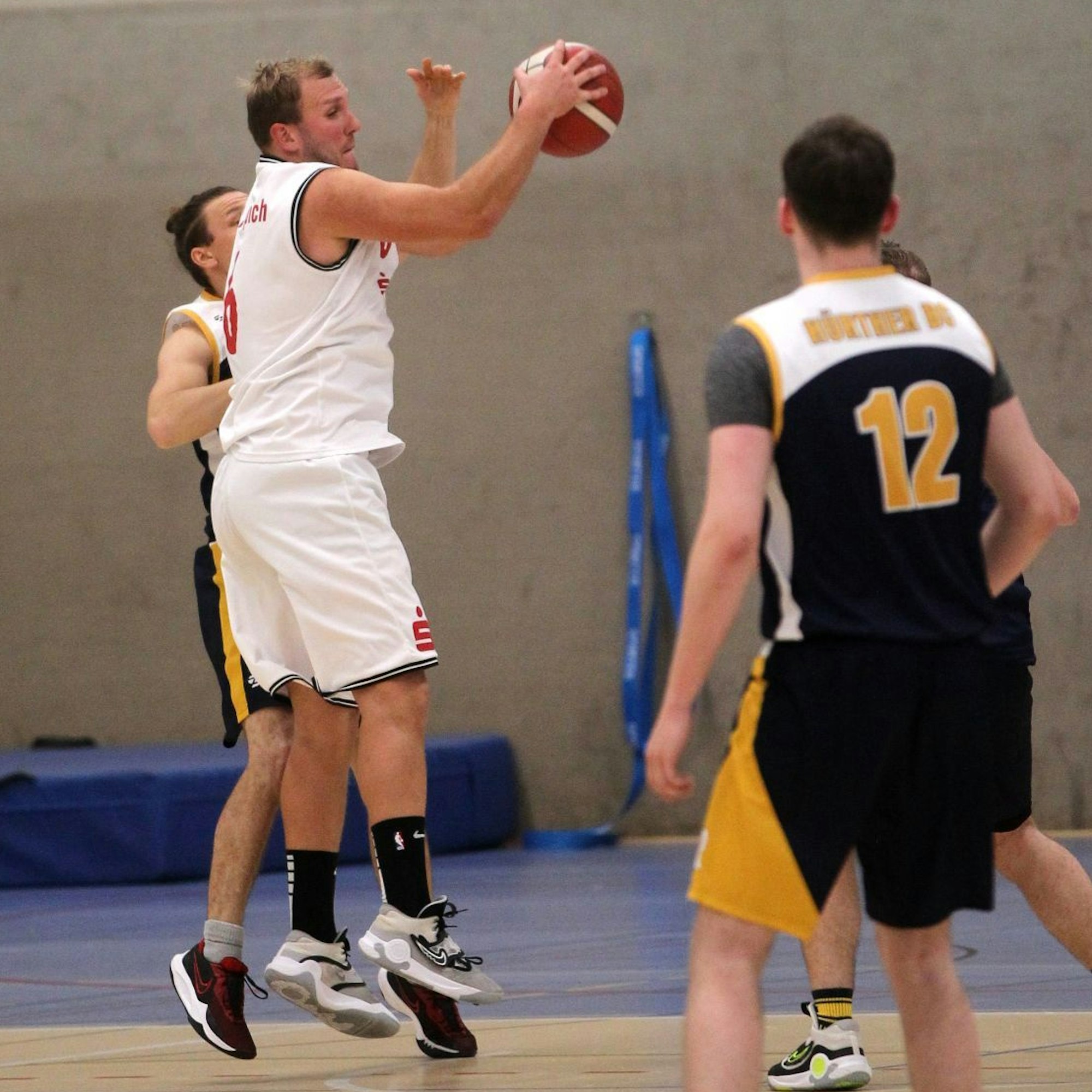 Gier setzt zum Korbwurf an.