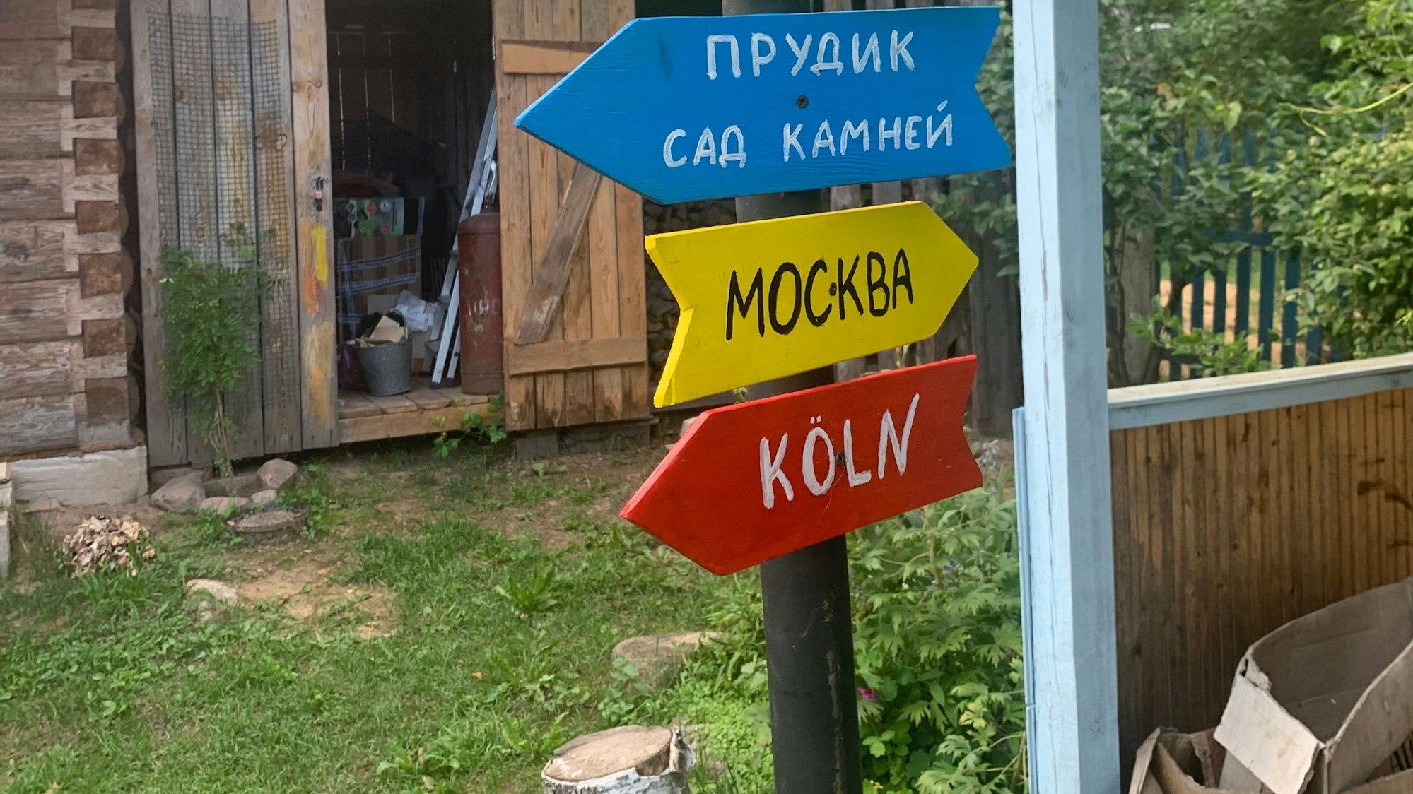 Ein selbstgebastelter Wegweister vor der Datscha der Dursthoffs weist unter anderem sowohl nach Moskau als auch nach Köln.