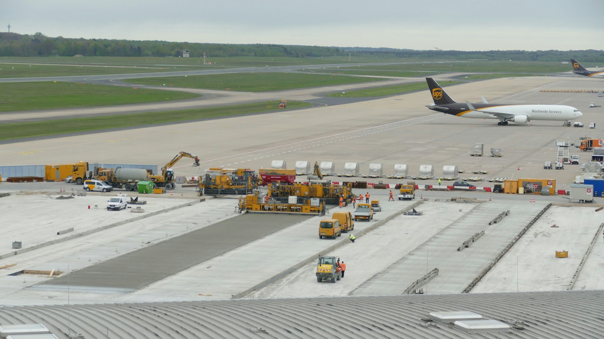 Blick auf das Rollfeld des Flughafens.