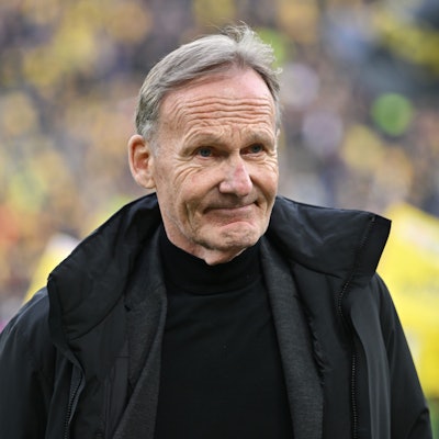 Hans-Joachim Watzke kommt vor Spielbeginn in das Stadion.
