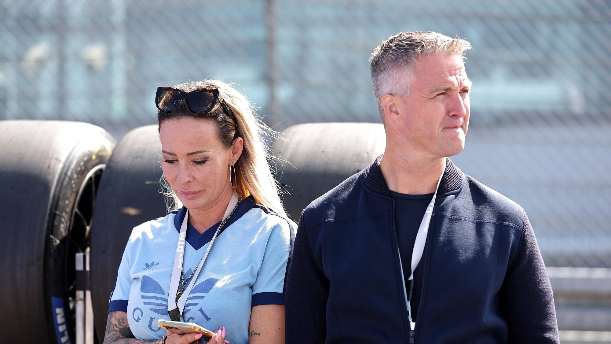 Cora Schumacher und Ralf Schumacher stehen nebeneinander.