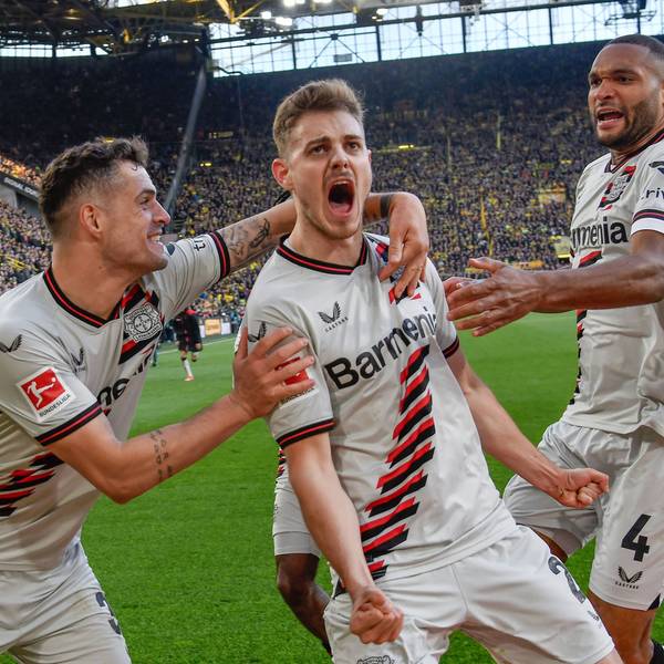 1. Bundesliga - Borussia Dortmund - Bayer 04 Leverkusen am 21.04.2024 im Signal Iduna Park in Dortmund Jubel, Torjubel, Torschuetze, Torschütze Josip Stanisic Leverkusen 2 jubelt nach seinem Tor zum 1 zu 1 mit der Mannschaft , hier mit Granit Xhaka Leverkusen 34 und Jonathan Tah Leverkusen 4 *** 1 Bundesliga Borussia Dortmund Bayer 04 Leverkusen on 21 April 2024 at Signal Iduna Park in Dortmund Cheering, goal celebration, goal scorer, goal scorer Josip Stanisic Leverkusen 2 celebrates with the team after his goal for 1 to 1, here with Granit Xhaka Leverkusen 34 and Jonathan Tah Leverkusen 4 MH
