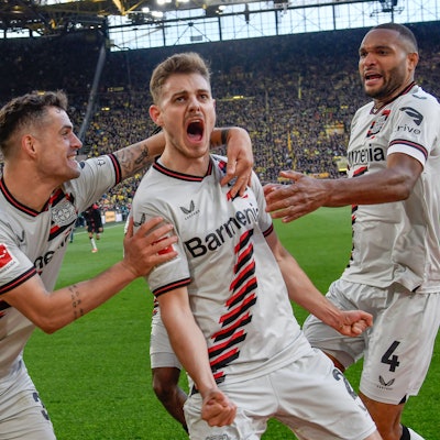 1. Bundesliga - Borussia Dortmund - Bayer 04 Leverkusen am 21.04.2024 im Signal Iduna Park in Dortmund Jubel, Torjubel, Torschuetze, Torschütze Josip Stanisic Leverkusen 2 jubelt nach seinem Tor zum 1 zu 1 mit der Mannschaft , hier mit Granit Xhaka Leverkusen 34 und Jonathan Tah Leverkusen 4 *** 1 Bundesliga Borussia Dortmund Bayer 04 Leverkusen on 21 April 2024 at Signal Iduna Park in Dortmund Cheering, goal celebration, goal scorer, goal scorer Josip Stanisic Leverkusen 2 celebrates with the team after his goal for 1 to 1, here with Granit Xhaka Leverkusen 34 and Jonathan Tah Leverkusen 4 MH