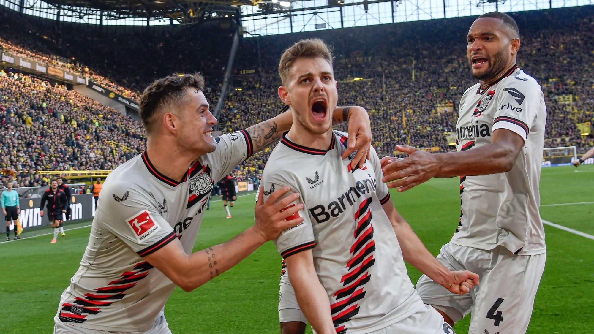 1. Bundesliga - Borussia Dortmund - Bayer 04 Leverkusen am 21.04.2024 im Signal Iduna Park in Dortmund Jubel, Torjubel, Torschuetze, Torschütze Josip Stanisic Leverkusen 2 jubelt nach seinem Tor zum 1 zu 1 mit der Mannschaft , hier mit Granit Xhaka Leverkusen 34 und Jonathan Tah Leverkusen 4 *** 1 Bundesliga Borussia Dortmund Bayer 04 Leverkusen on 21 April 2024 at Signal Iduna Park in Dortmund Cheering, goal celebration, goal scorer, goal scorer Josip Stanisic Leverkusen 2 celebrates with the team after his goal for 1 to 1, here with Granit Xhaka Leverkusen 34 and Jonathan Tah Leverkusen 4 MH