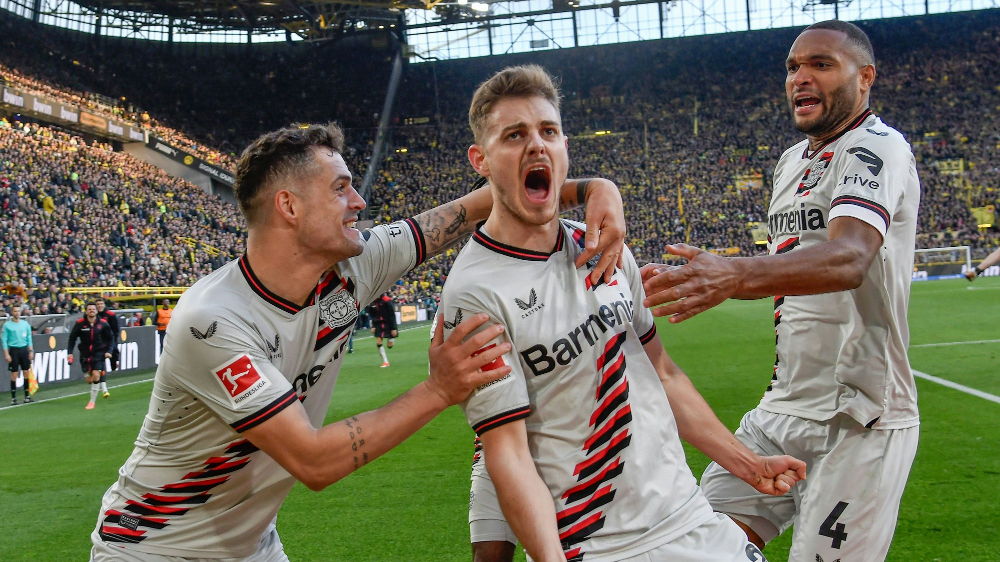 1. Bundesliga - Borussia Dortmund - Bayer 04 Leverkusen am 21.04.2024 im Signal Iduna Park in Dortmund Jubel, Torjubel, Torschuetze, Torschütze Josip Stanisic Leverkusen 2 jubelt nach seinem Tor zum 1 zu 1 mit der Mannschaft , hier mit Granit Xhaka Leverkusen 34 und Jonathan Tah Leverkusen 4 *** 1 Bundesliga Borussia Dortmund Bayer 04 Leverkusen on 21 April 2024 at Signal Iduna Park in Dortmund Cheering, goal celebration, goal scorer, goal scorer Josip Stanisic Leverkusen 2 celebrates with the team after his goal for 1 to 1, here with Granit Xhaka Leverkusen 34 and Jonathan Tah Leverkusen 4 MH