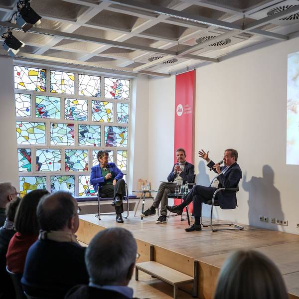 Moderator Joachim Frank mit seinen Gästen Barbara Schock-Werner und Armin Laschet bei Talk „frank & frei“ in der Karl-Rahner-Akademie.