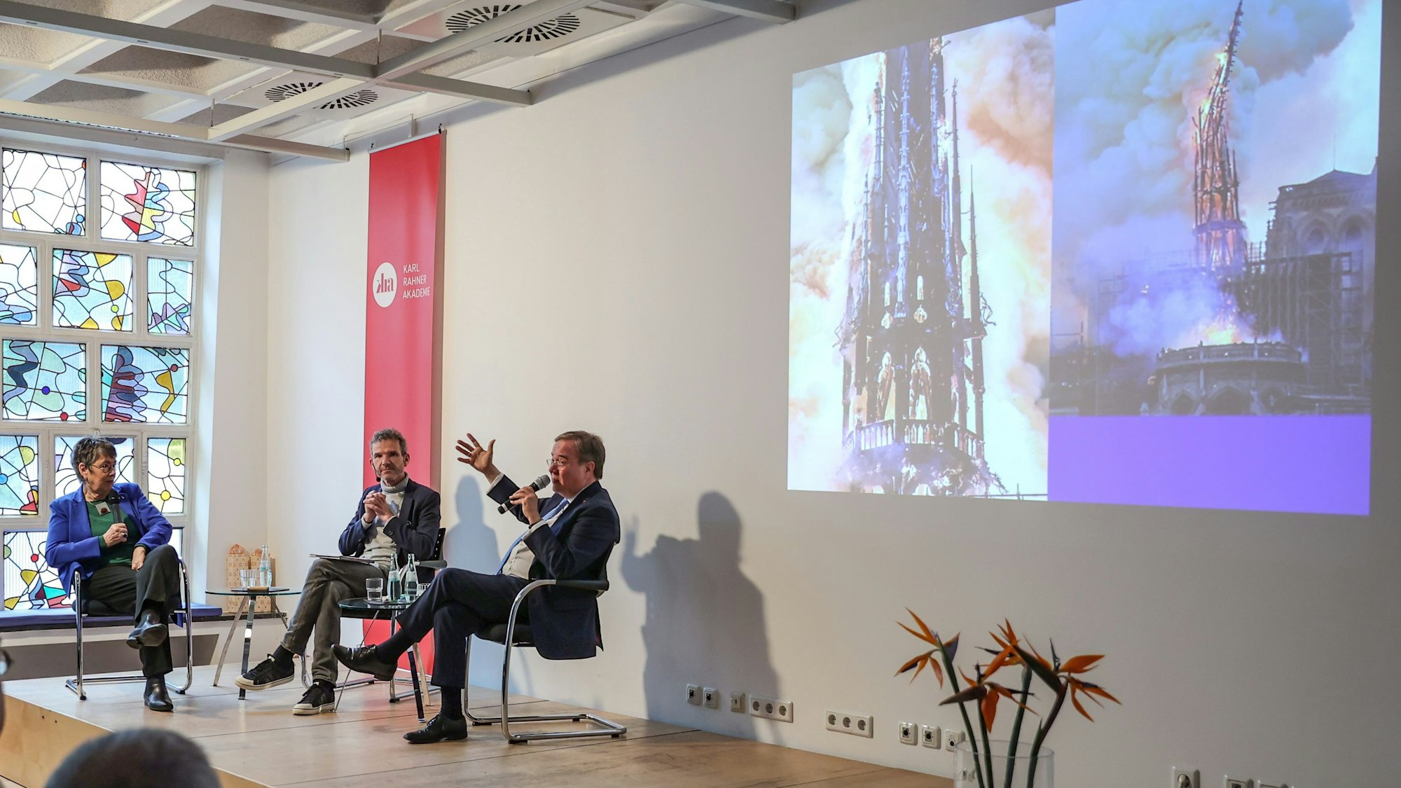 Moderator Joachim Frank mit seinen Gästen Barbara Schock-Werner und Armin Laschet bei Talk „frank & frei“ in der Karl-Rahner-Akademie.
