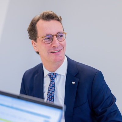 Hendrik Wüst (CDU), Ministerpräsident von Nordrhein-Westfalen, spricht während eines Interviews im Landesbüro der dpa.