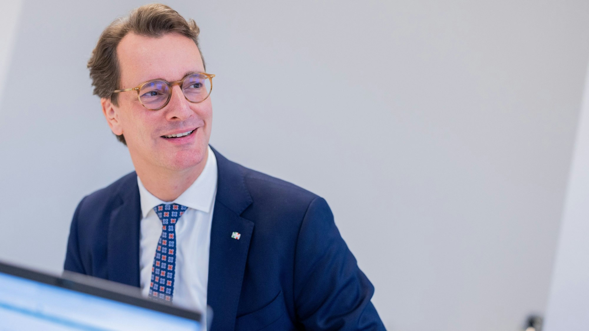 Hendrik Wüst (CDU), Ministerpräsident von Nordrhein-Westfalen, spricht während eines Interviews im Landesbüro der dpa.