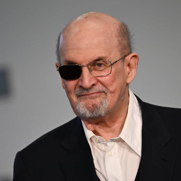 Der britische Autor Salman Rushdie kommt auf der Frankfurter Buchmesse zu einer Pressekonferenz.