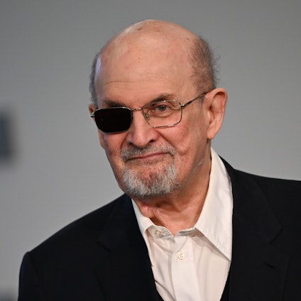 Der britische Autor Salman Rushdie kommt auf der Frankfurter Buchmesse zu einer Pressekonferenz.