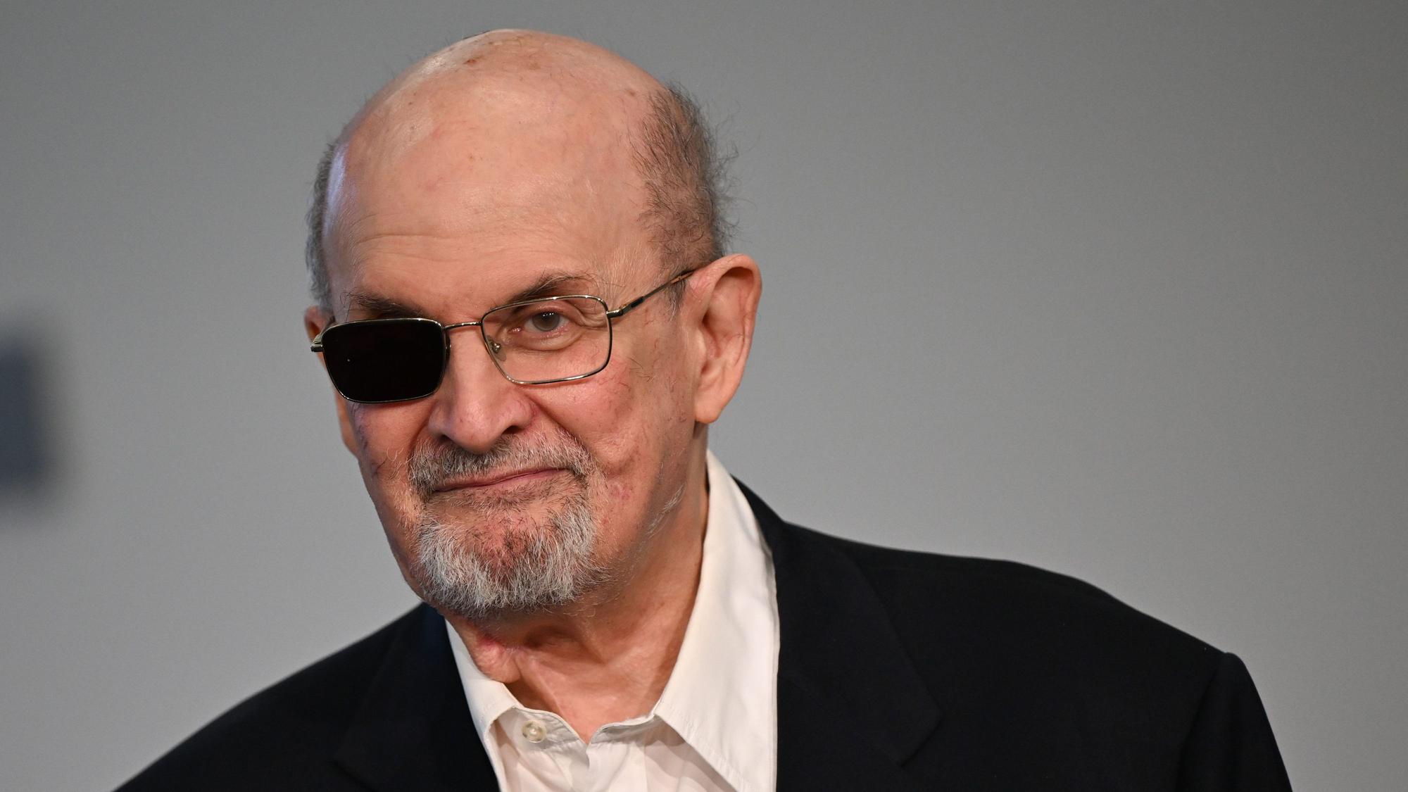 Der britische Autor Salman Rushdie kommt auf der Frankfurter Buchmesse zu einer Pressekonferenz.