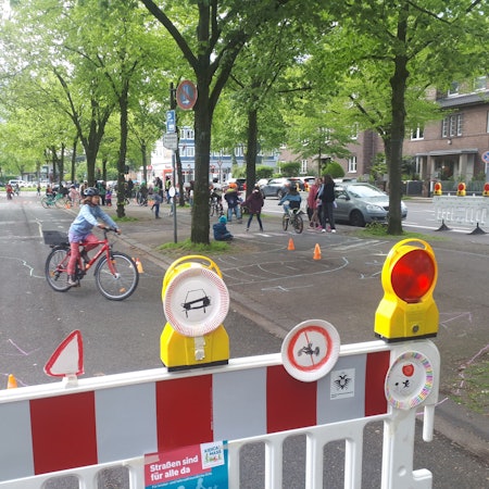 Die Montessori-Grundschule Riehl hat für eine autofreie Schulstraße vor ihrem Gebäude demonstriert. Auf der abgesperrten Straße wurde geradelt und gerollert. Auch auf dem Schulhof fanden Aktionen rund um Verkehrssicherheit statt.