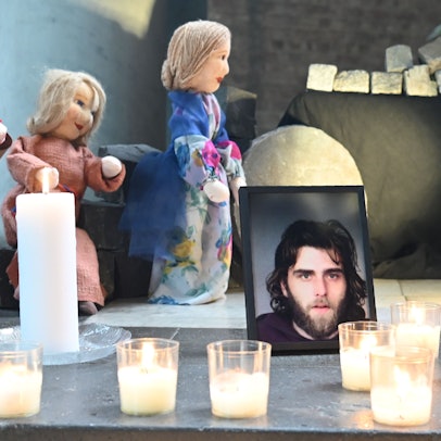 Foto eines Obdachlosen, der vor wenigen Wochen auf der Straße starb, eingerahmt von Teelichtern und Stoffpuppen