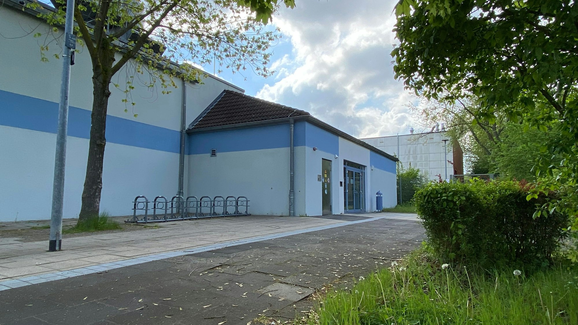 Au dem Foto ist das Schulschwimmbad in Wesseling von außen zu sehen.