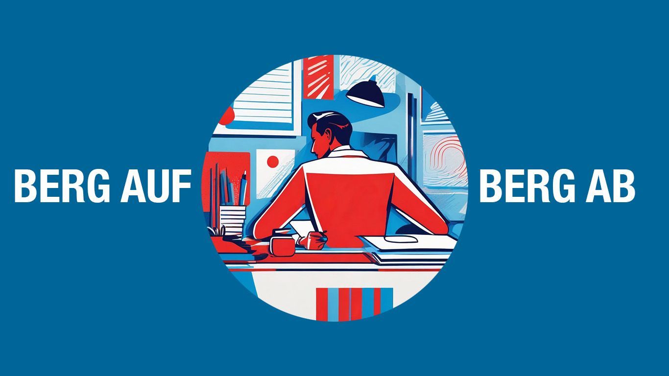 Auf einem blauen Bild steht in weißer Schrift „Berg auf, Berg ab“. In der Mitte ist eine Kameralinse zu sehen, die den Blick auf einen Mann freigibt, der mit dem Rücken zum Betrachter an einem Schreibtisch sitzt. Das Bild ist im Comic-Stil in den Farben blau, rot und weiß gezeichnet.