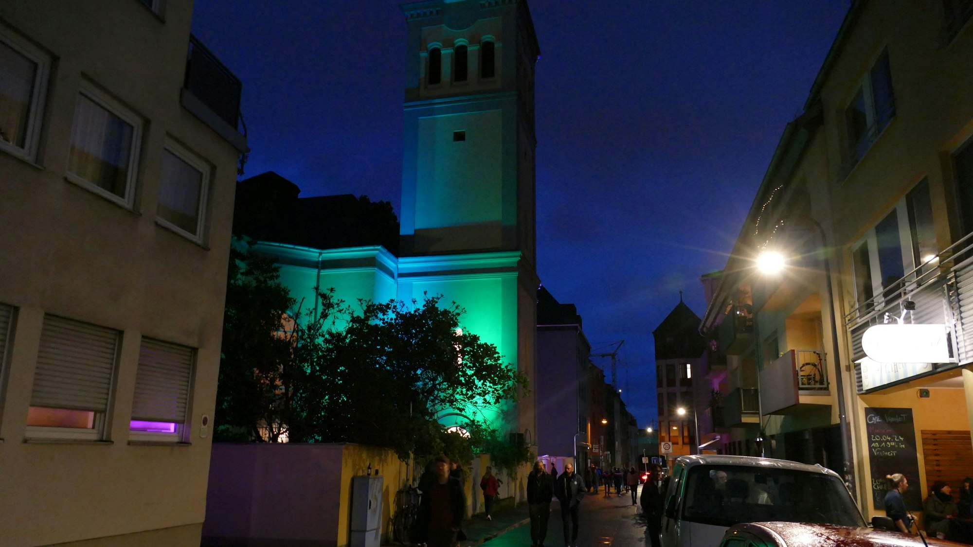 Eine Kirche wird bunt beleuchtet.