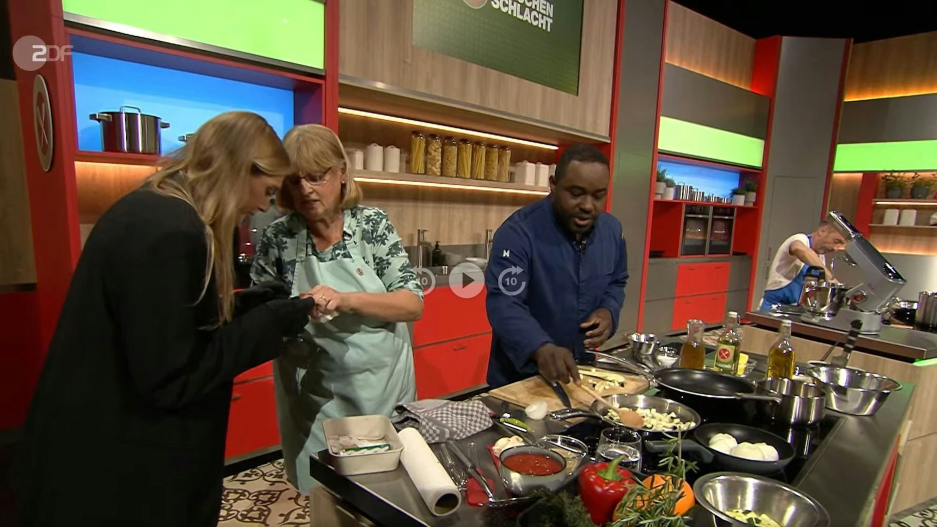 Die Burscheiderin Annemarie Lamß wird während der TV-Kochshow Die Küchenschlacht mit einem Pflaster versorgt.