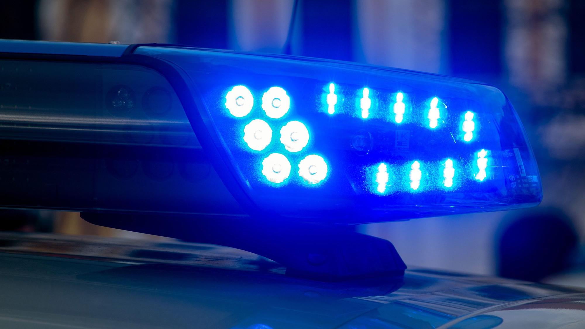 Ein Blaulicht der Polizei leuchtet auf. In Köln hat ein Niederländer einen Unfall mit sechs parkenden Pkw verursacht (Symbolbild).