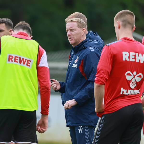 Timo Schultz, Trainer des 1. FC Köln, hielt am Dienstag eine längere Ansprache.
