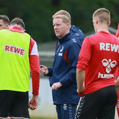 Timo Schultz, Trainer des 1. FC Köln, hielt am Dienstag eine längere Ansprache.