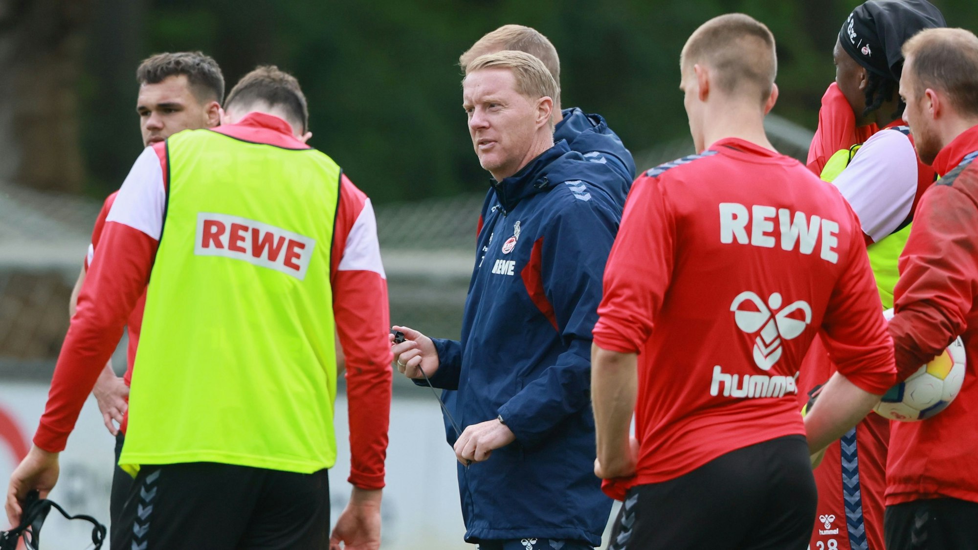 Timo Schultz, Trainer des 1. FC Köln, hielt am Dienstag eine längere Ansprache.