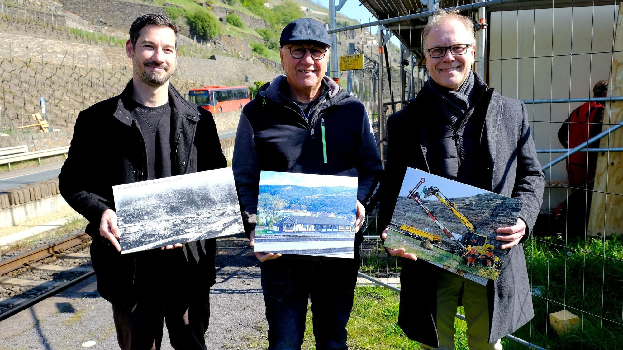 Raphael Thörmer, der Walportzheimer Ortsvorsteher Gregor Sebastian und Museumsdirektor Dr. Carsten Vorwig stehen nebeneinander und halten Bildtafeln in den Händen.