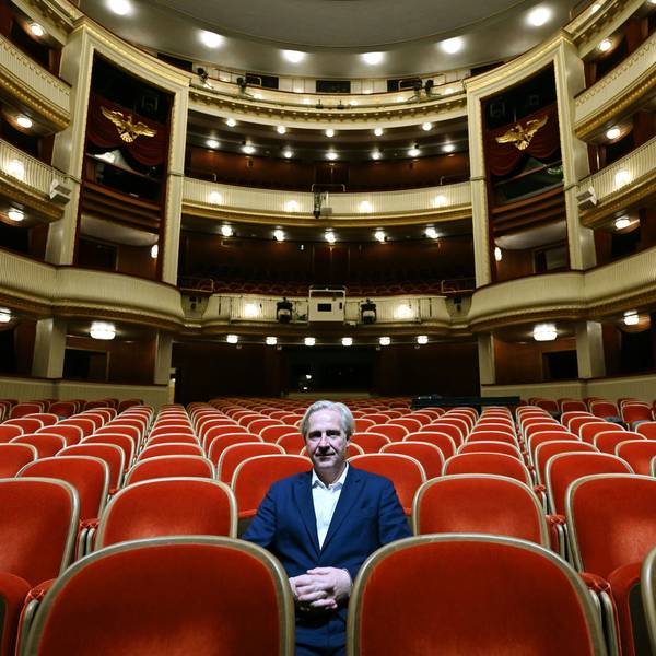 23.04.2024, Österreich, Wien: Der designierte Burgtheaterdirektor Stefan Bachmann sitzt im Burgtheater anlässlich der Spielplan-Präsentation für die Saison 2024/2025. Er trägt einen blauen Anzug.