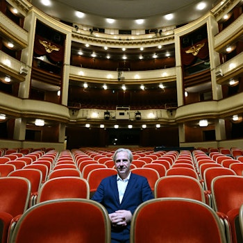 23.04.2024, Österreich, Wien: Der designierte Burgtheaterdirektor Stefan Bachmann sitzt im Burgtheater anlässlich der Spielplan-Präsentation für die Saison 2024/2025. Er trägt einen blauen Anzug.
