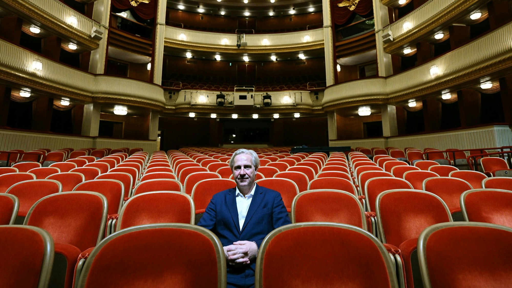 23.04.2024, Österreich, Wien: Der designierte Burgtheaterdirektor Stefan Bachmann sitzt im Burgtheater anlässlich der Spielplan-Präsentation für die Saison 2024/2025. Er trägt einen blauen Anzug.