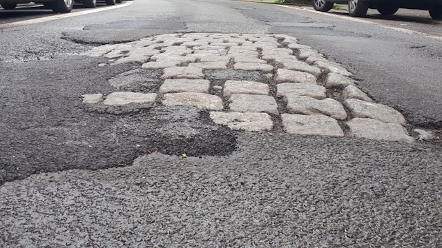 Der Asphalt in Höhe des Bremskissens auf der Hartwichstraße ist deutlich geschädigt.
