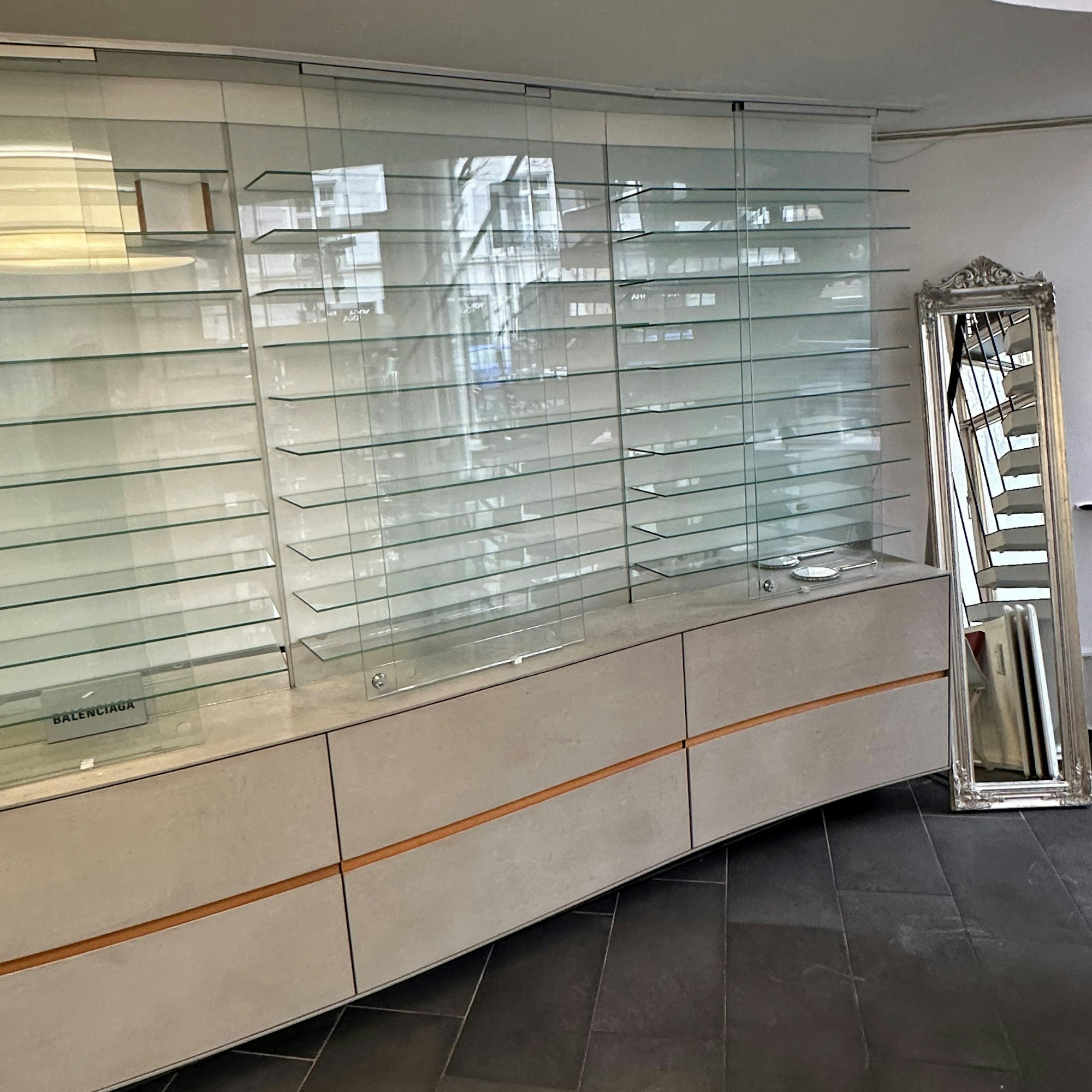 Nach dem Diebstahl an Karfreitag (29.03.2024) blieben bei Me2Design am Eigelstein leere Vitrinen zurück.