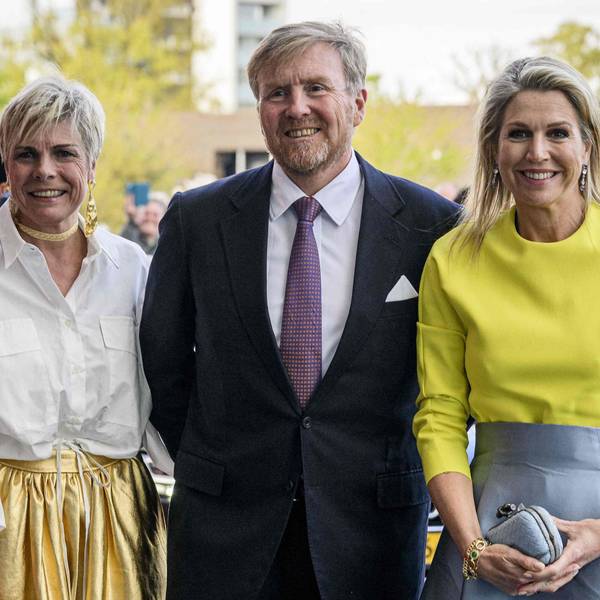 Prinzessin Laurentien, König Willem-Alexander und Königin Maxima posieren bei ihrer Ankunft im Atlas-Theater in Emmen, wo das jährliche Konzert zum Königstag stattfindet.