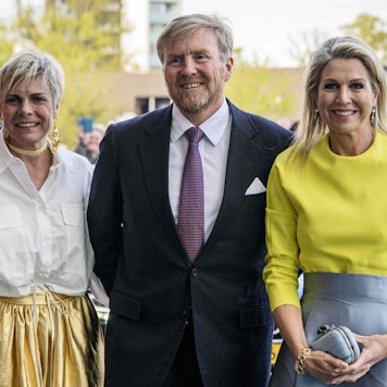 Prinzessin Laurentien, König Willem-Alexander und Königin Maxima posieren bei ihrer Ankunft im Atlas-Theater in Emmen, wo das jährliche Konzert zum Königstag stattfindet.