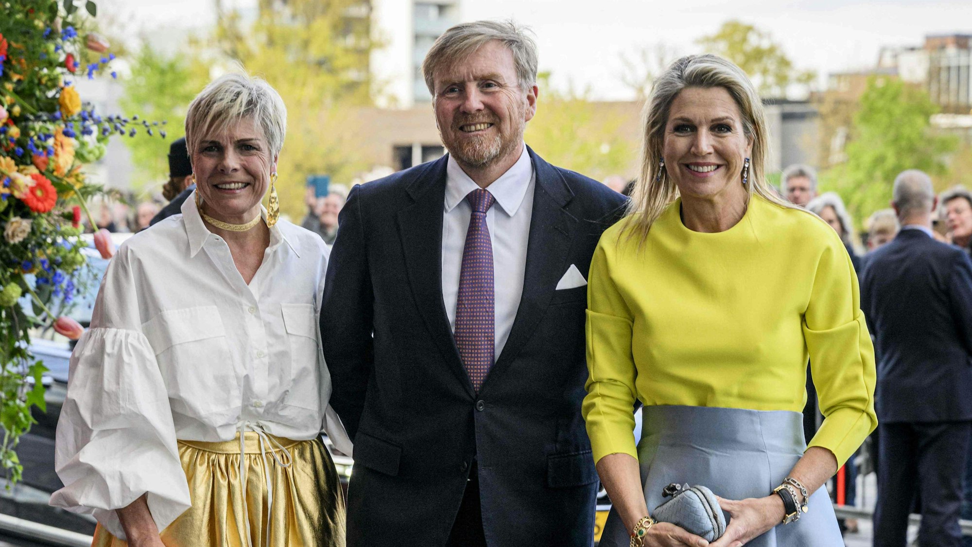Prinzessin Laurentien, König Willem-Alexander und Königin Maxima posieren bei ihrer Ankunft im Atlas-Theater in Emmen, wo das jährliche Konzert zum Königstag stattfindet.