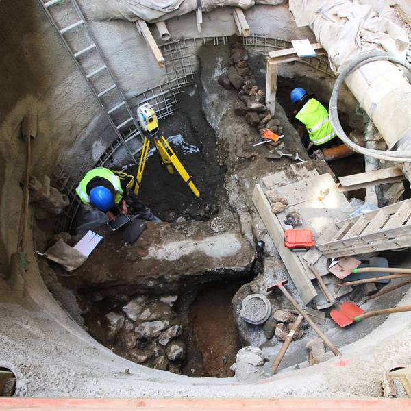 Archäologen arbeiten in einer Baugrupe.