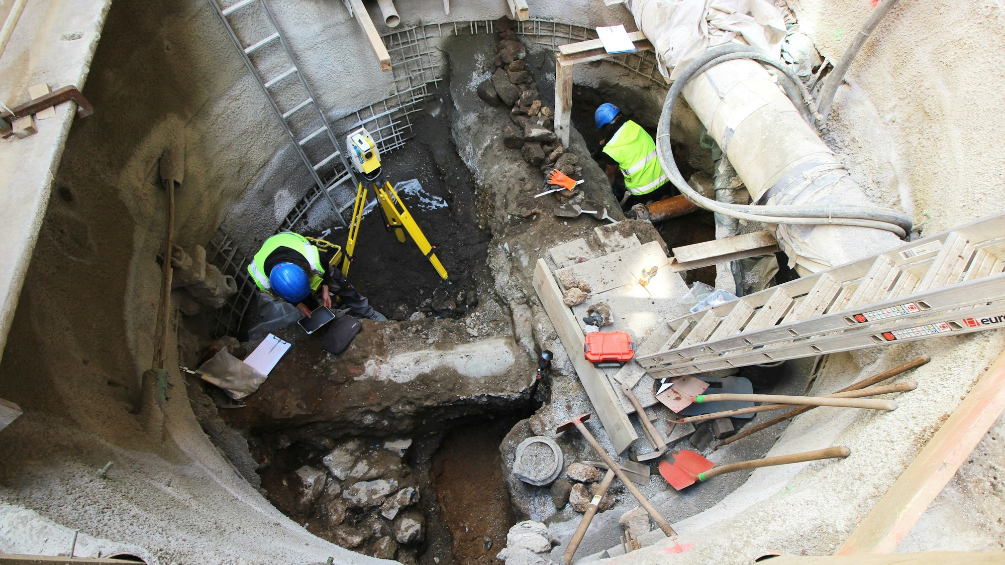 Archäologen arbeiten in einer Baugrupe.