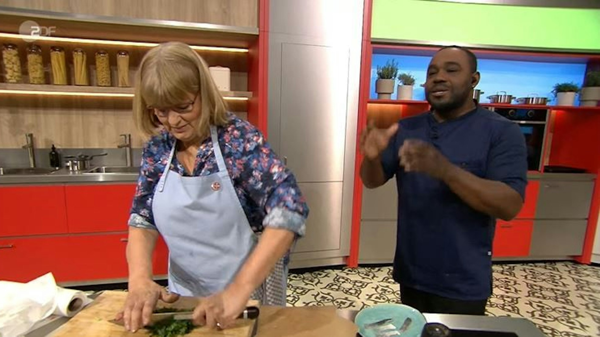 Juror und Sternekoch Robin Pietsch schickt Annemarie Lamß mit ihrer Lachs-Vorspeise in die nächste Runde.