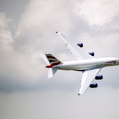 Ein Airbus A380 der britischen Fluggesellschaft British Airways fliegt vor einem Unwetter eine scharfe Kurve am Himmel. (Symbolbild)