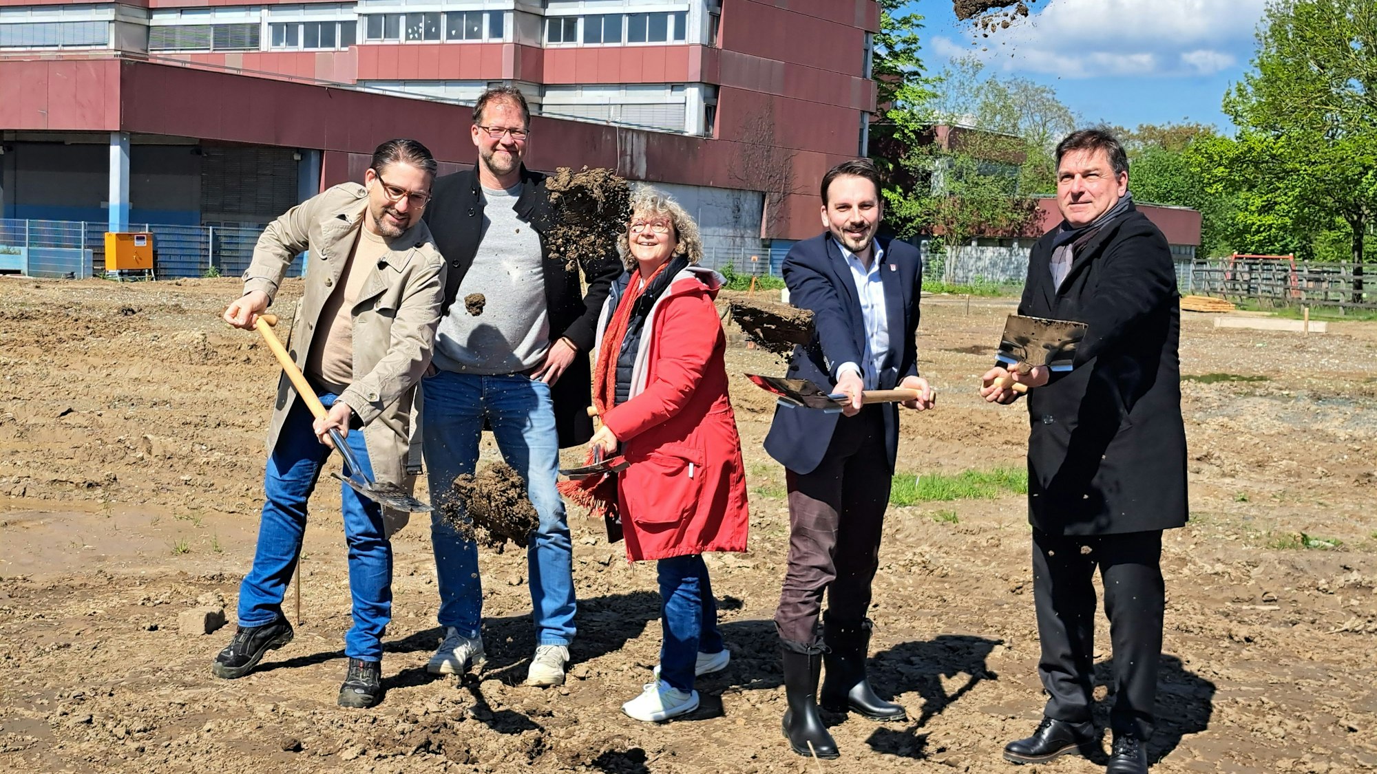 Vertreter von Politik, Stadtverwaltung, Schulen und Bauunternehmen haben den ersten Spatenstich für die umstritte Erweiterung des Schulzentrums Nord in Niederkassel gesetzt.