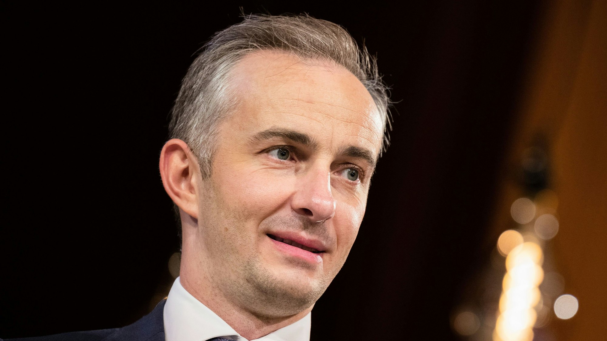 Der Satiriker und Moderator Jan Böhmermann steht während einer Preisverleihung mit einem Anzug auf der Bühne.