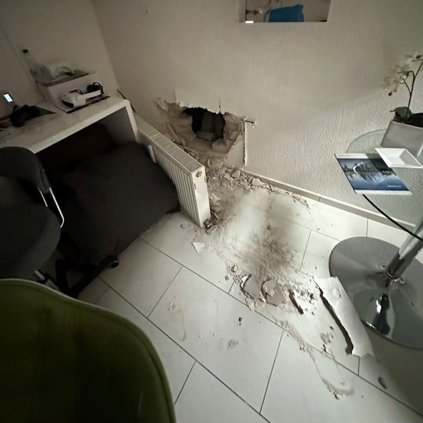 Im Keller des Nachbarhauses schlugen die Täter ein Loch in die Wand, durch das sie in das Optikergeschäft einstiegen.